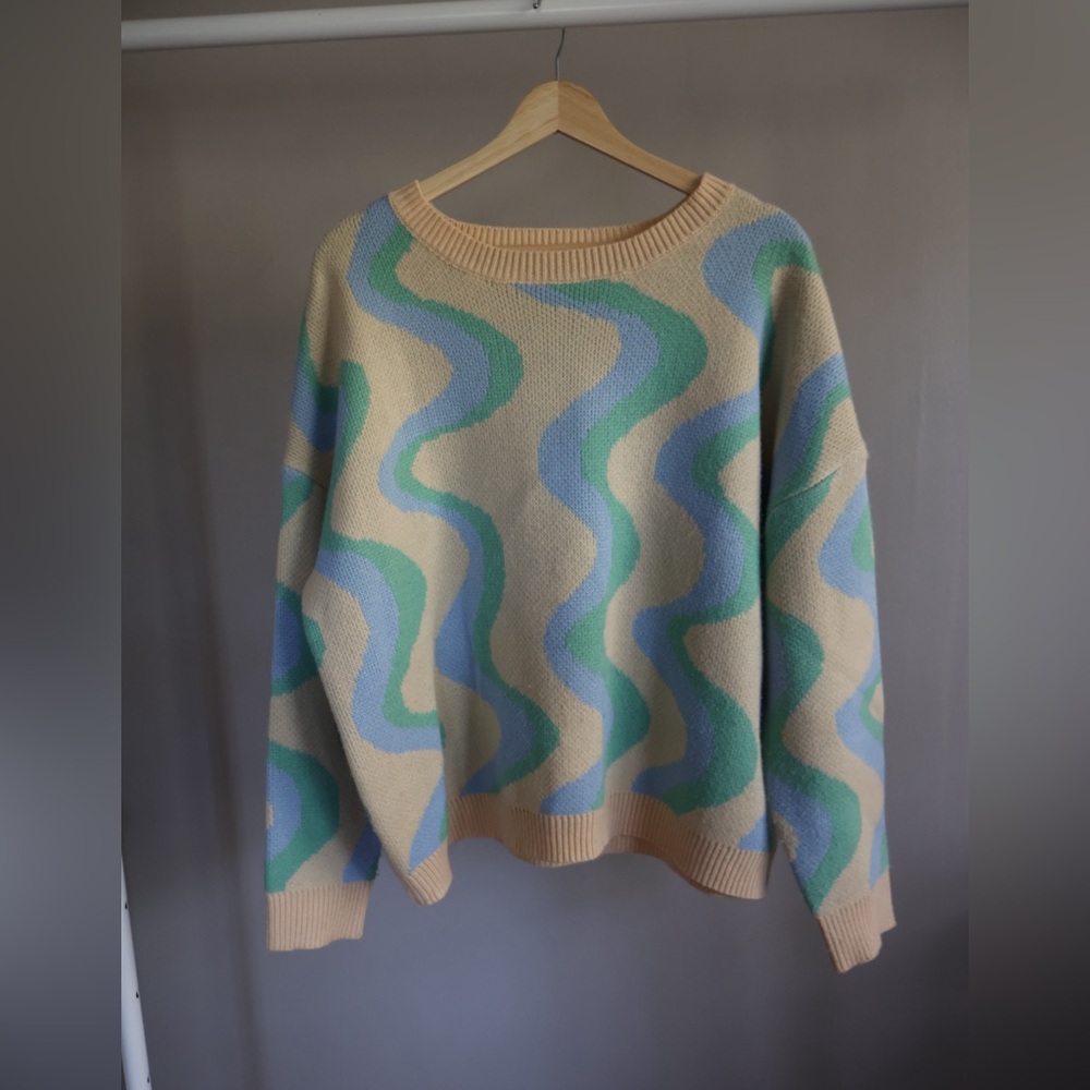 Vestique Beige Wave Pattern Crewneck Sweater Size Medium Women’s